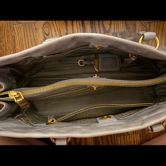 Pearl Leather Prada Bag - Picture 4 of 4